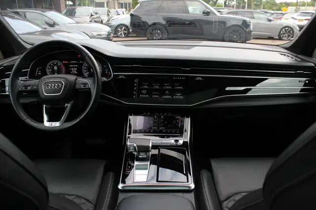 Audi Q7 view 3