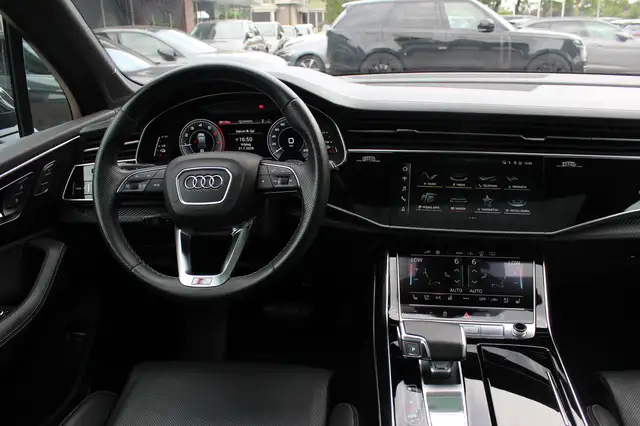 Audi Q7 view 10