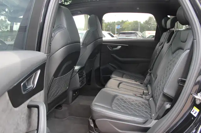 Audi Q7 view 12
