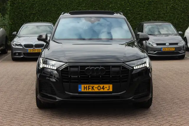 Audi Q7 view 9