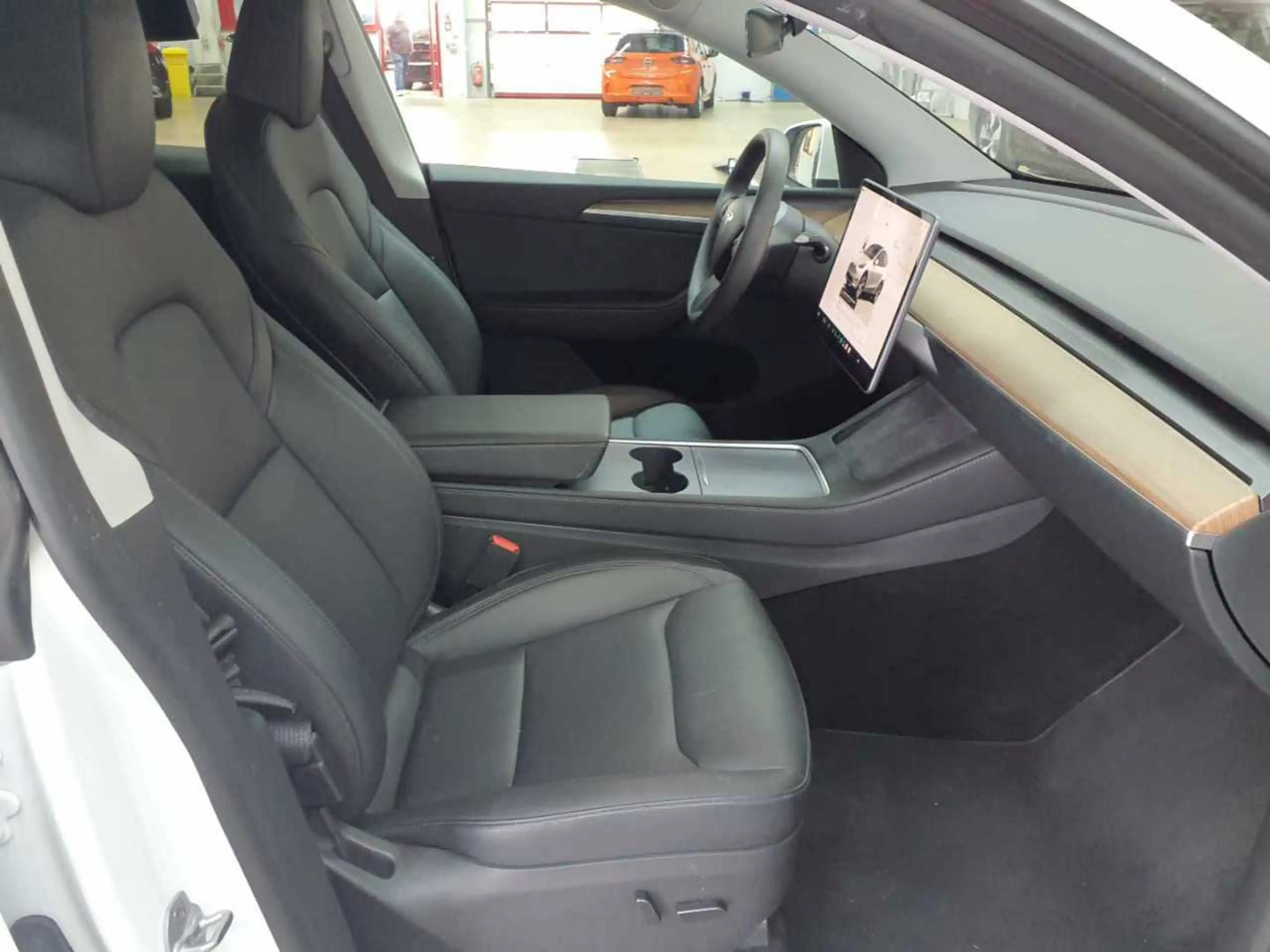 Tesla Model Y Long Range Dual Motor AWD — photo 7