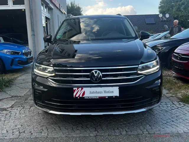 Volkswagen Tiguan view 3