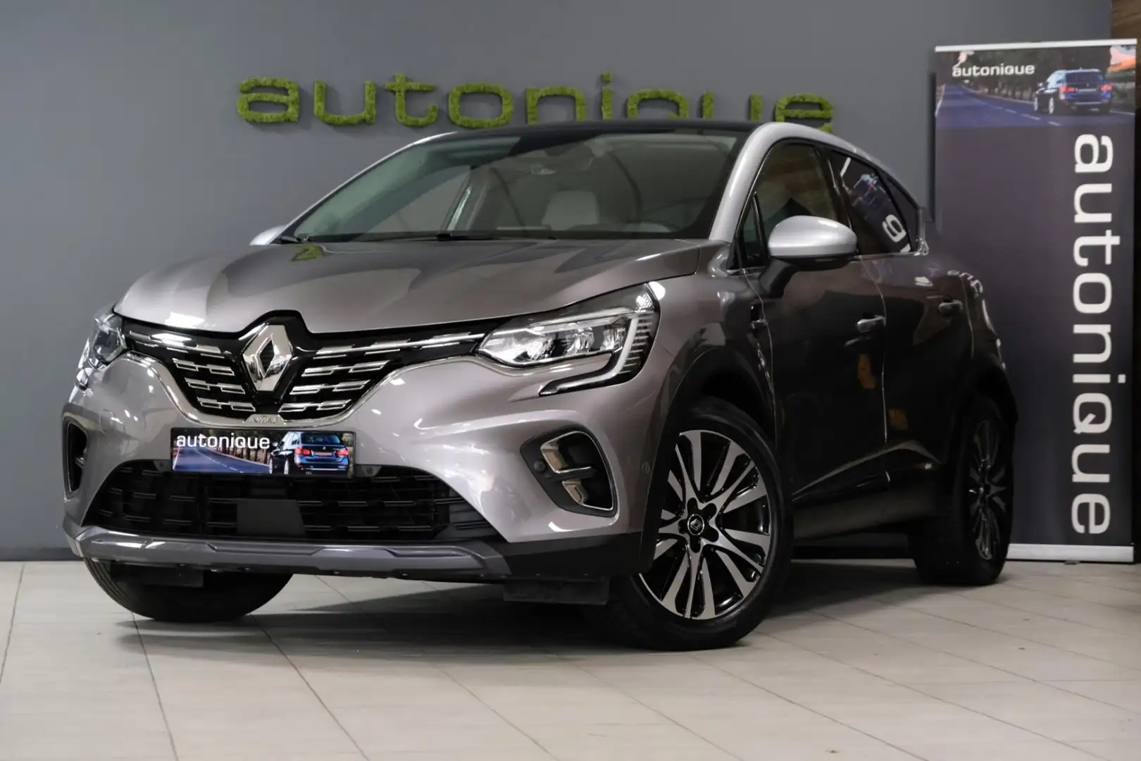 Renault Captur 1.6 E-Tech Plug-in Hybrid 160 Initiale Paris *PANO Grijs - 1