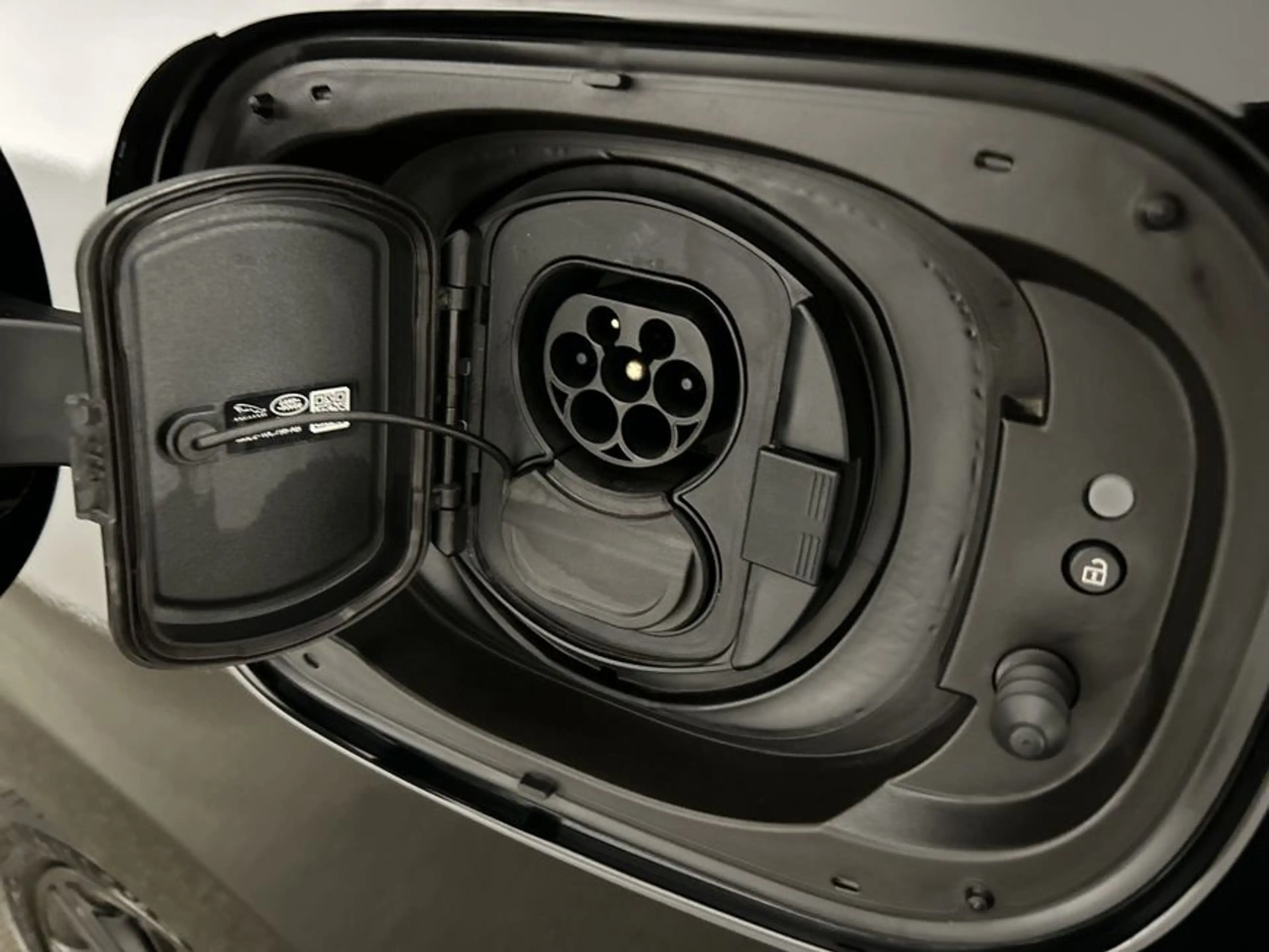 Land Rover Range Rover P550e Hybrid Autobiography — photo 23