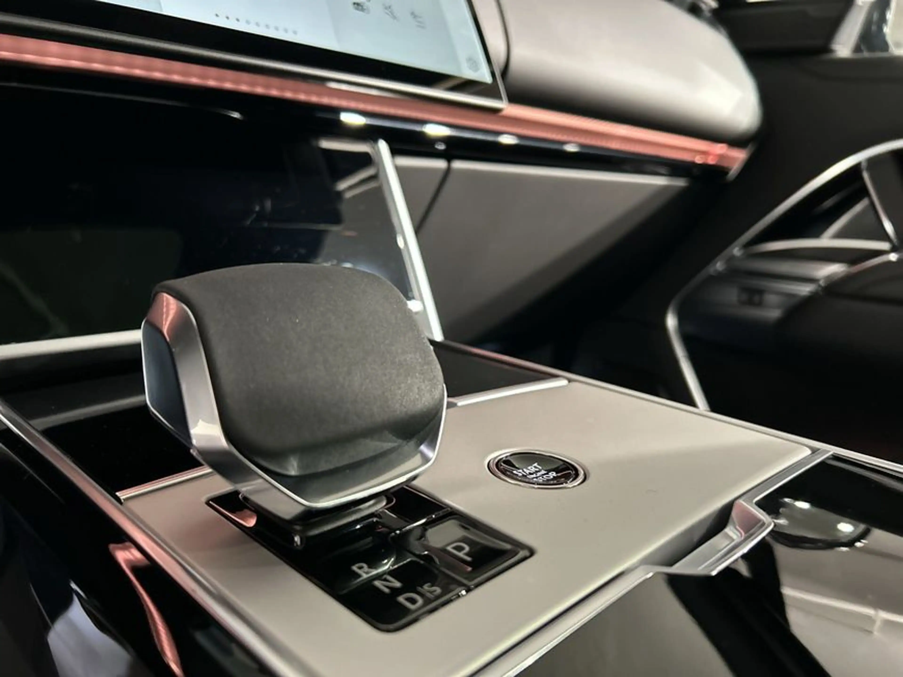 Land Rover Range Rover P550e Hybrid Autobiography — photo 21
