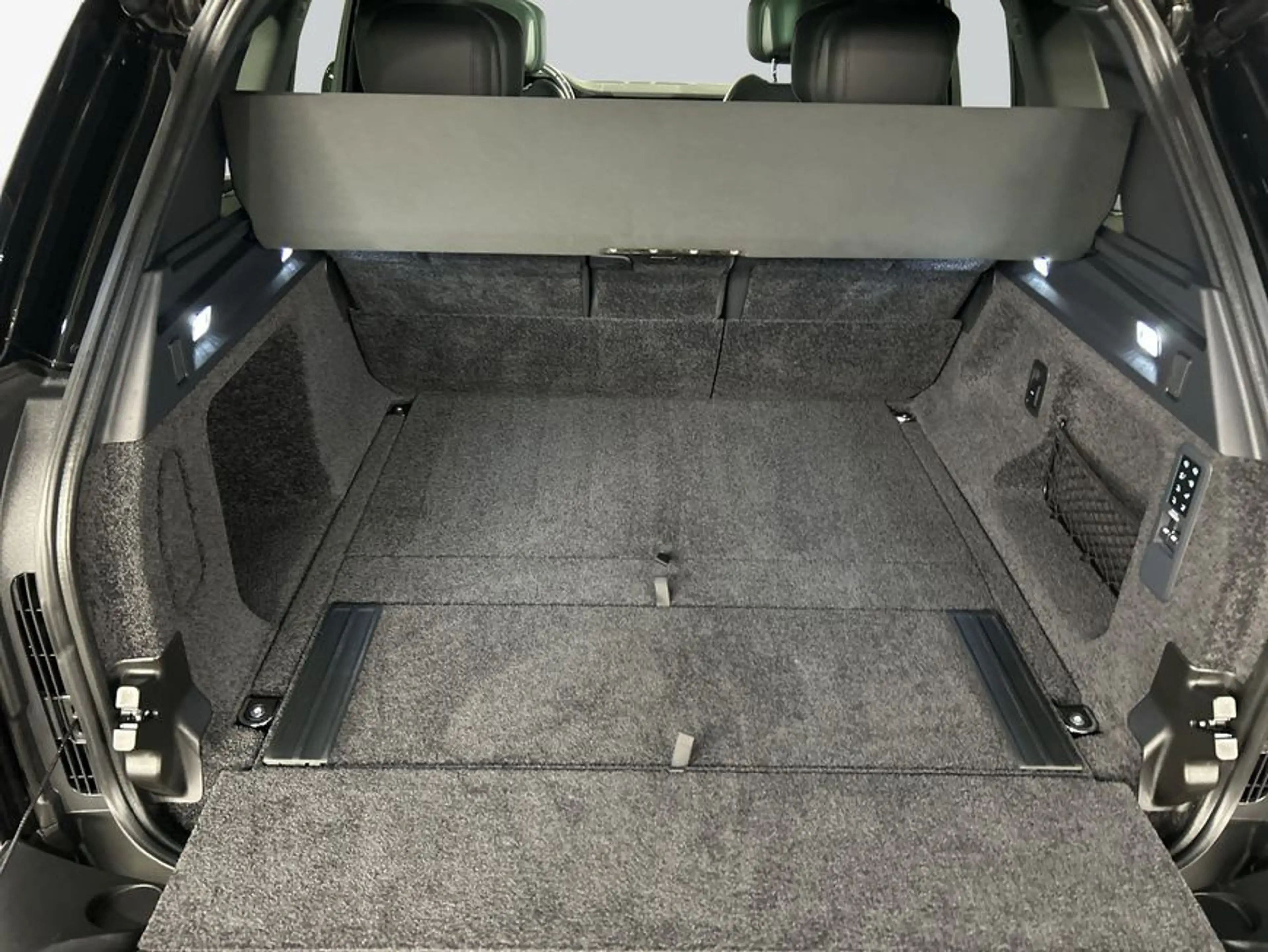 Land Rover Range Rover P550e Hybrid Autobiography — photo 11