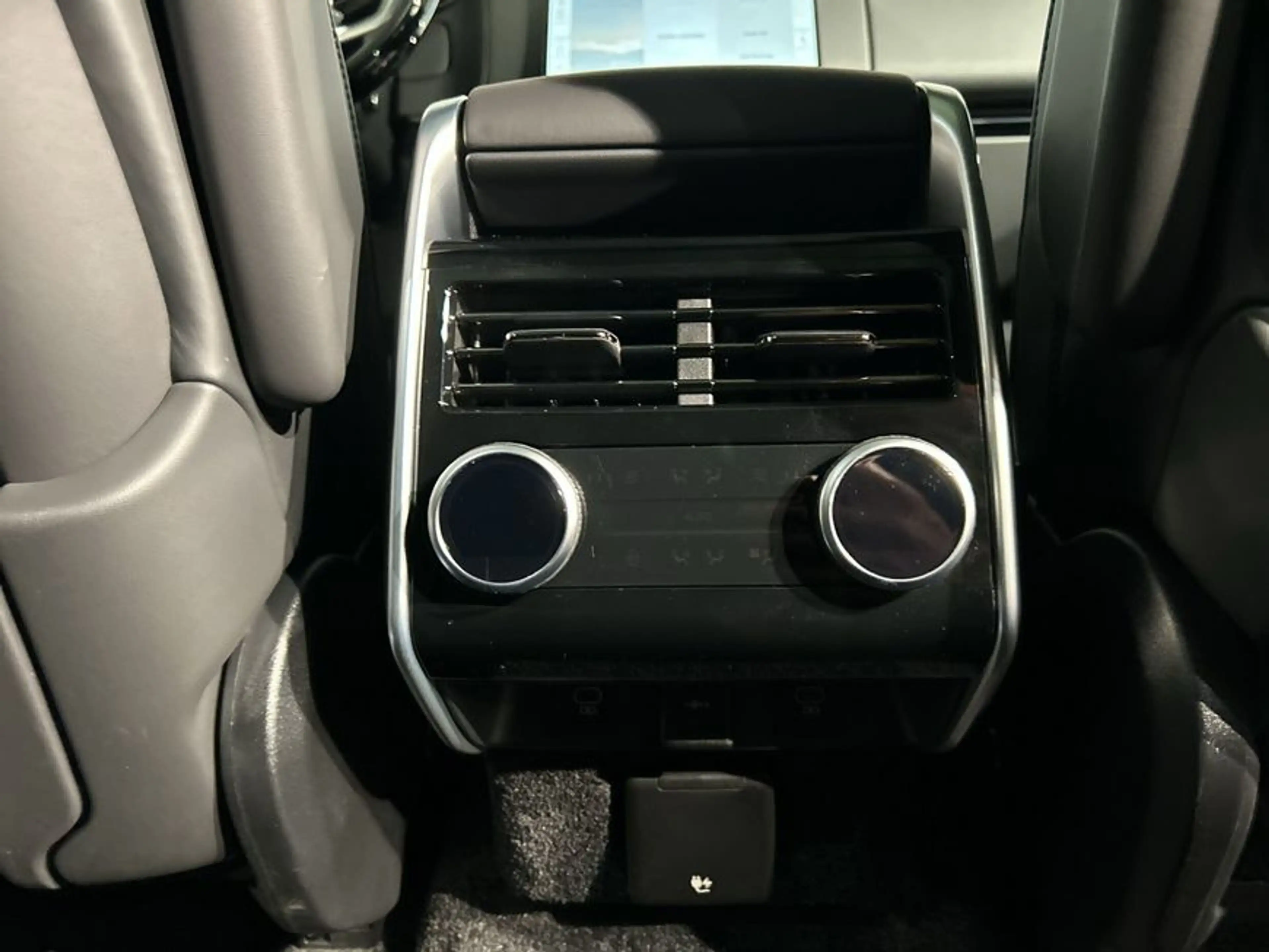 Land Rover Range Rover P550e Hybrid Autobiography — photo 18