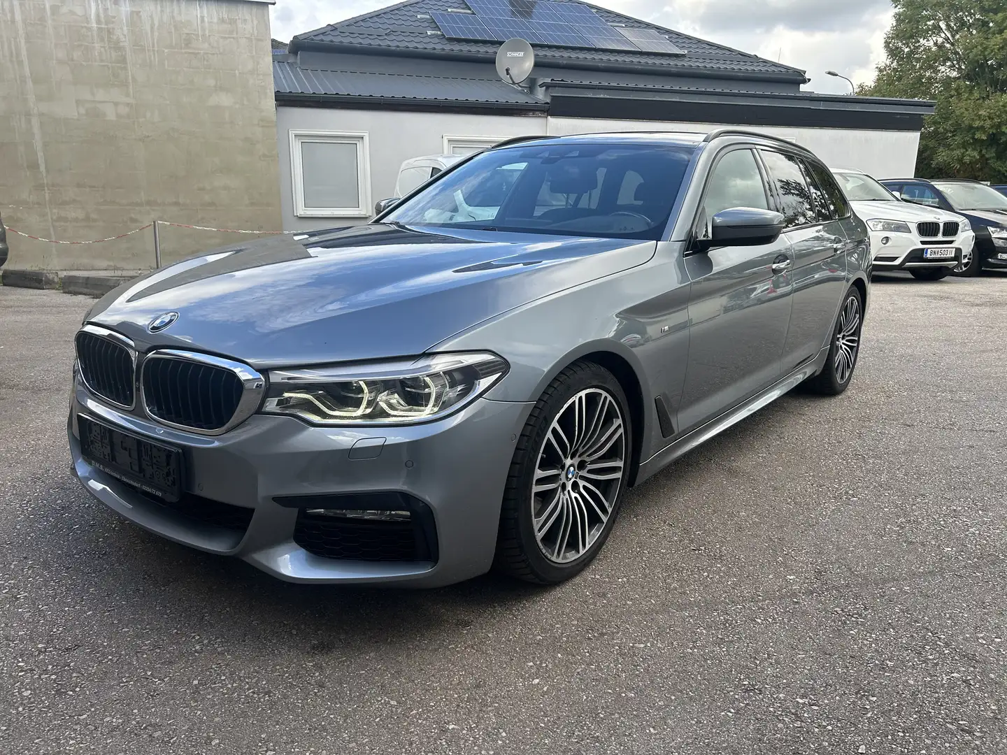 BMW 540 540i Touring xDrive Aut. Grau - 1