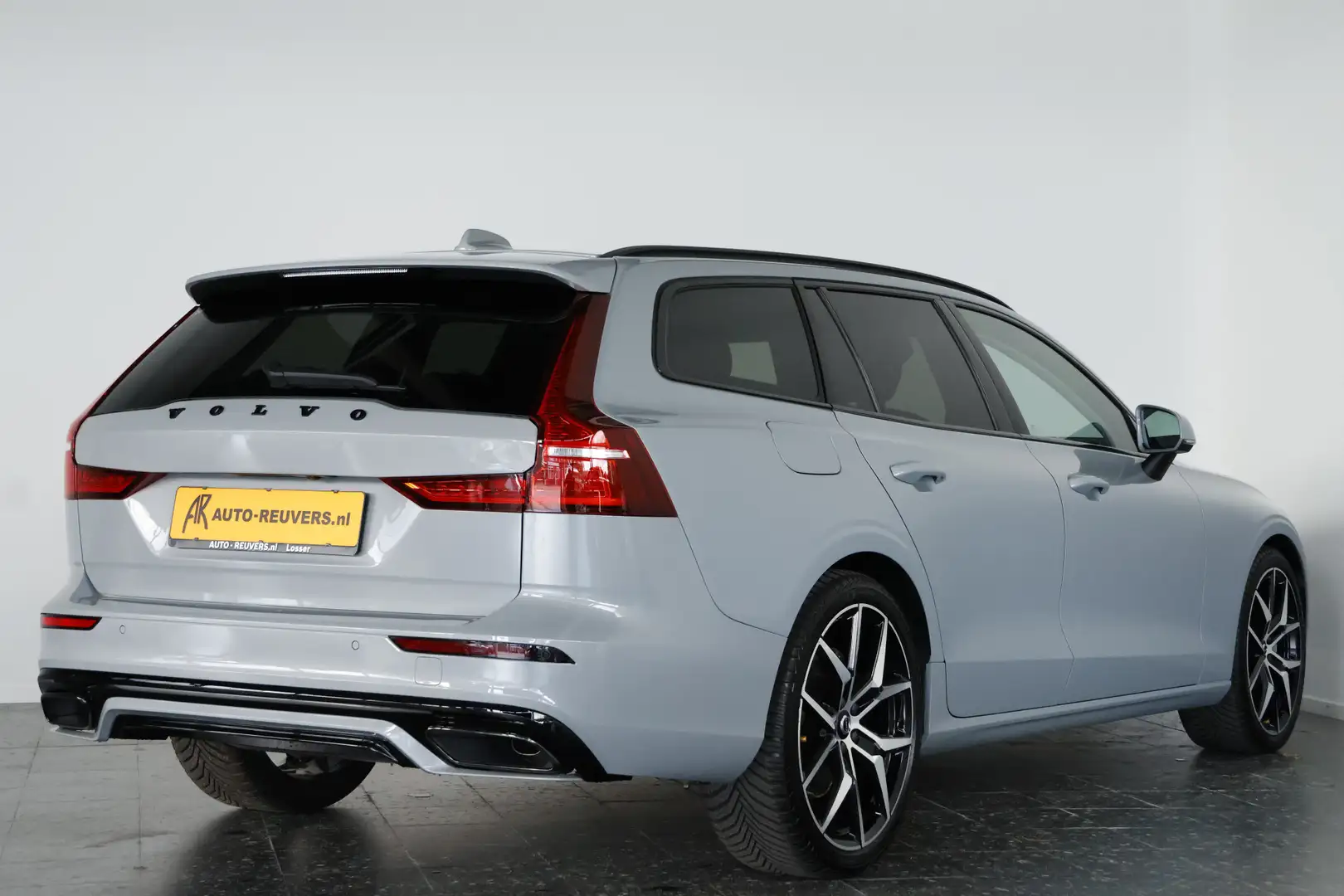 Volvo V60 2.0 B3 Edition / LED / Leder / Pilot Assist / CarP Gris - 2