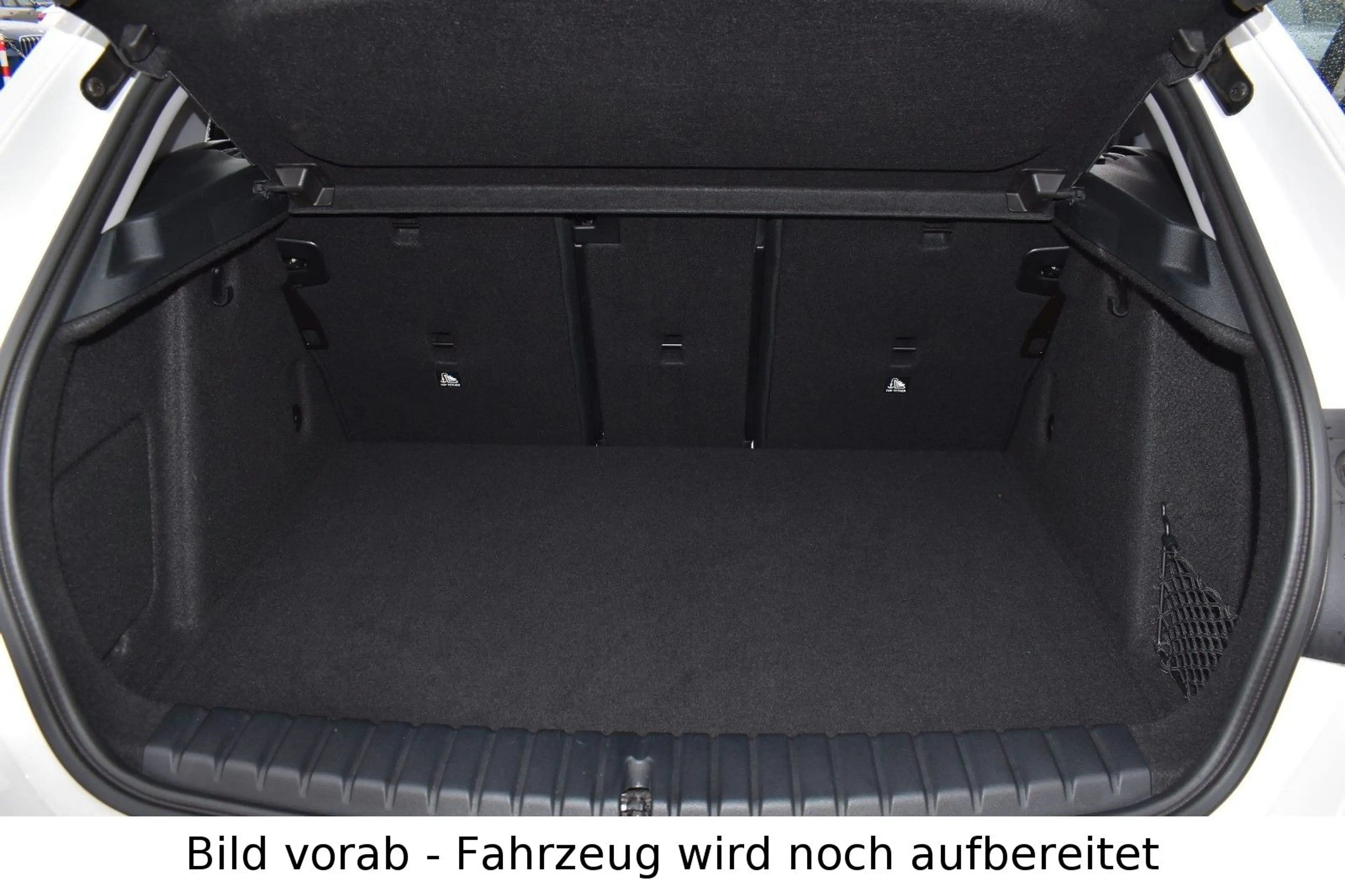BMW 118 i Sport Line Navi Keyless adapt. LED Klimaaut — photo 11