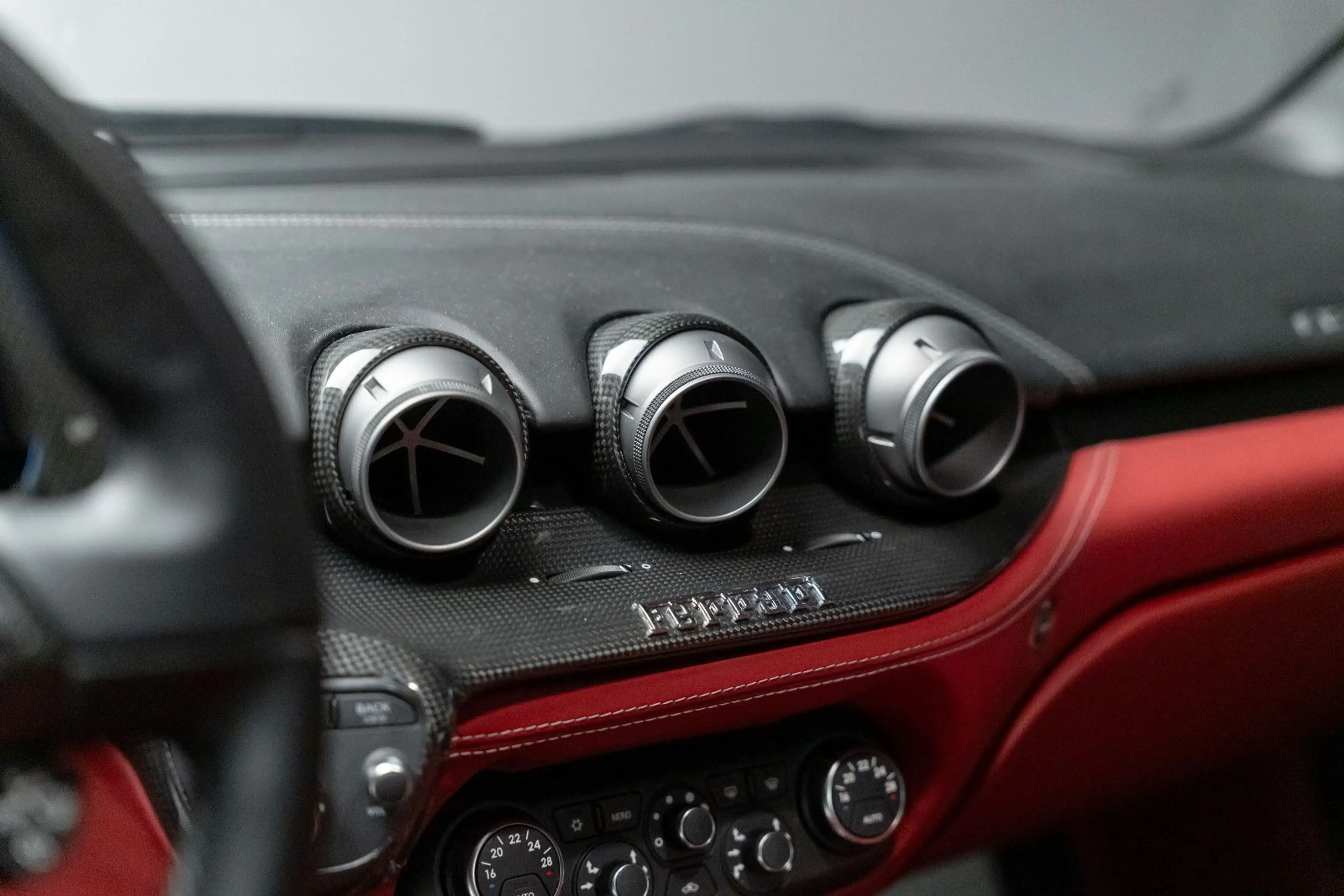 Ferrari F12 Berlinetta *Carbon*Lift*Atelier*Garantie* — photo 13
