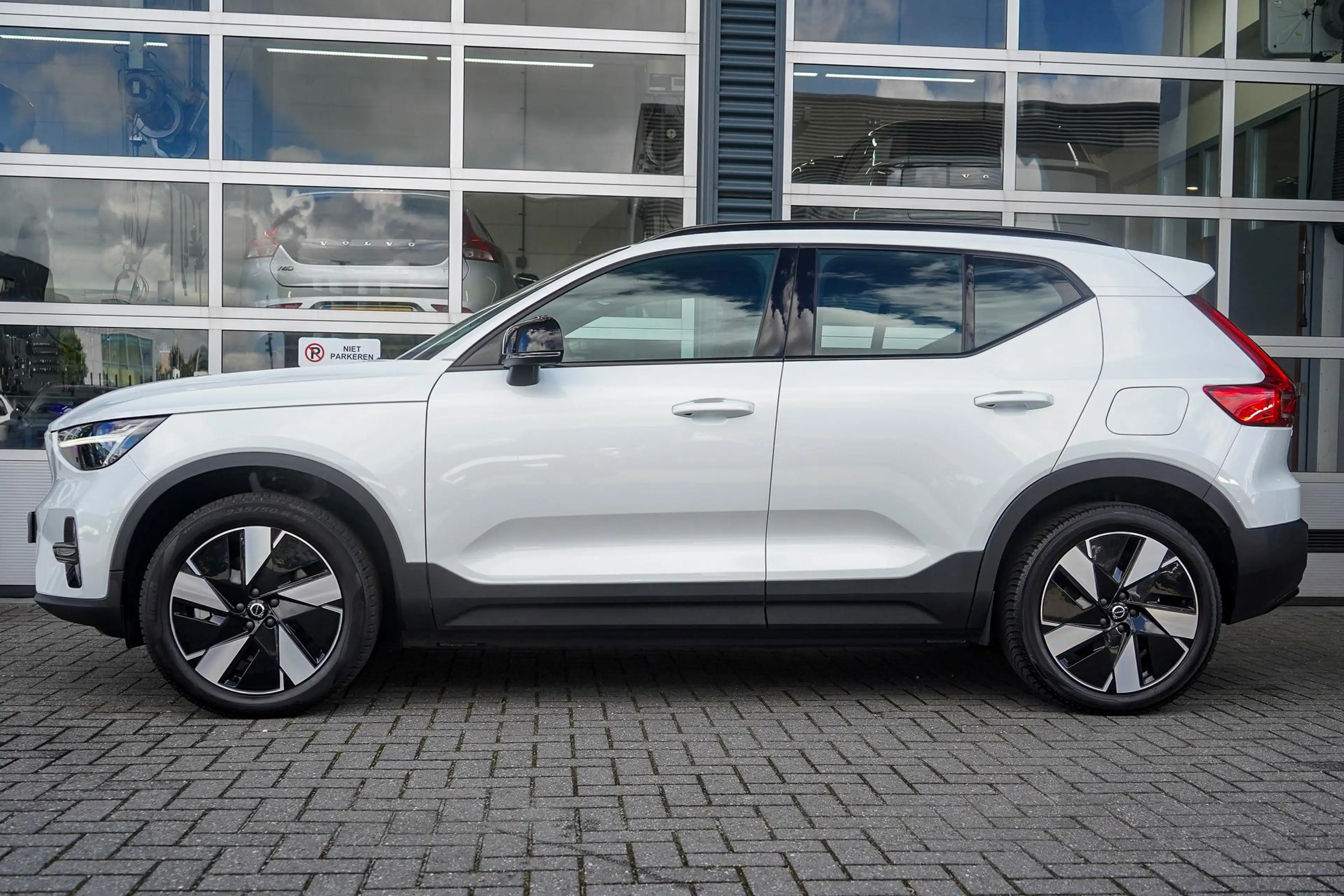 Volvo EX40 Single Motor Extended Range Plus 82 kWh — photo 3