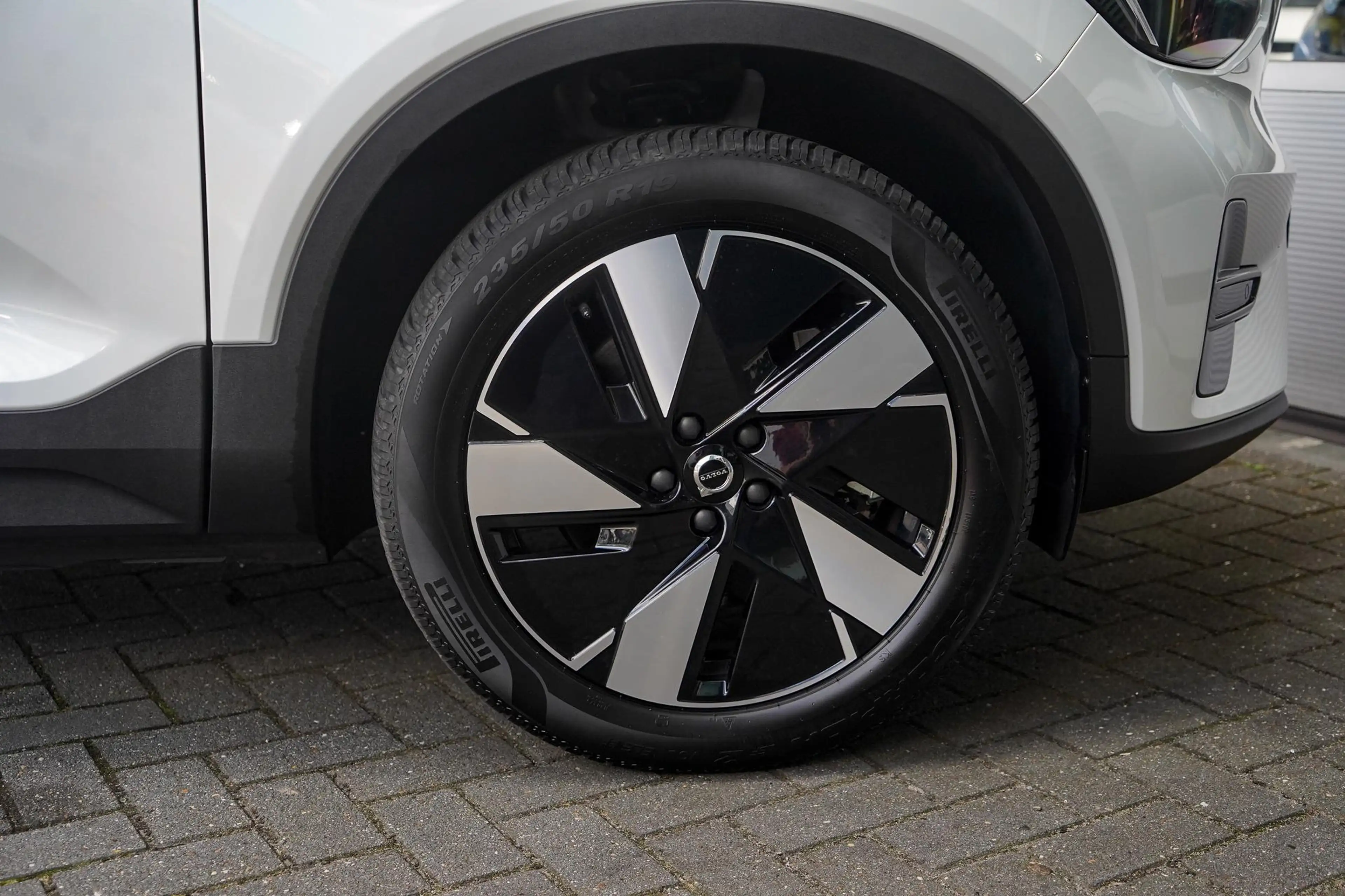 Volvo EX40 Single Motor Extended Range Plus 82 kWh — photo 7