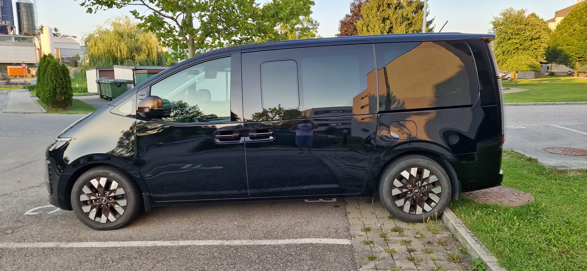 Hyundai STARIA Staria Bus 2,2 CRDi Luxury Line 4WD DCT Aut. Luxury Line Schwarz - 2