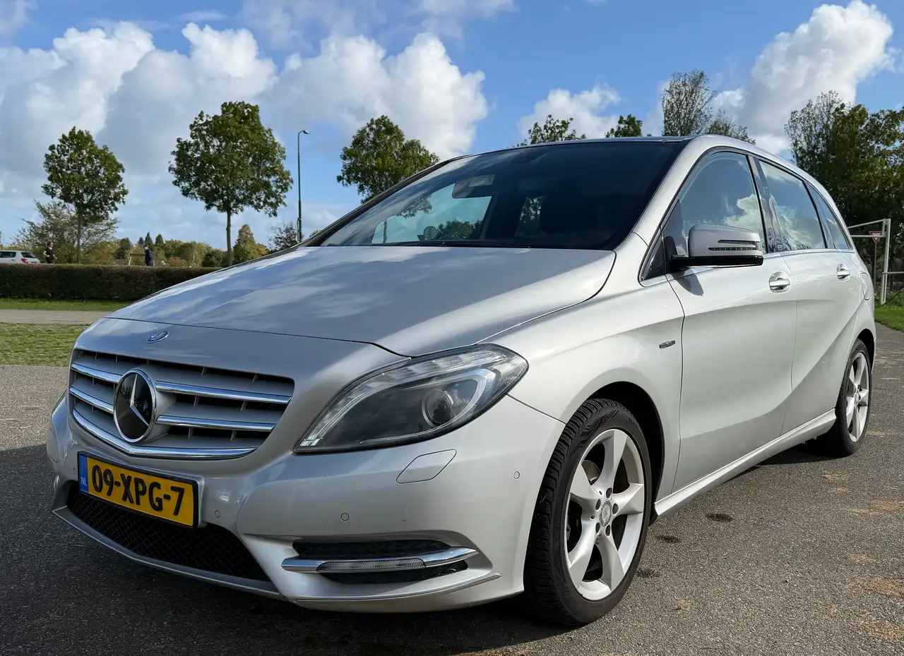 Mercedes-Benz B 180