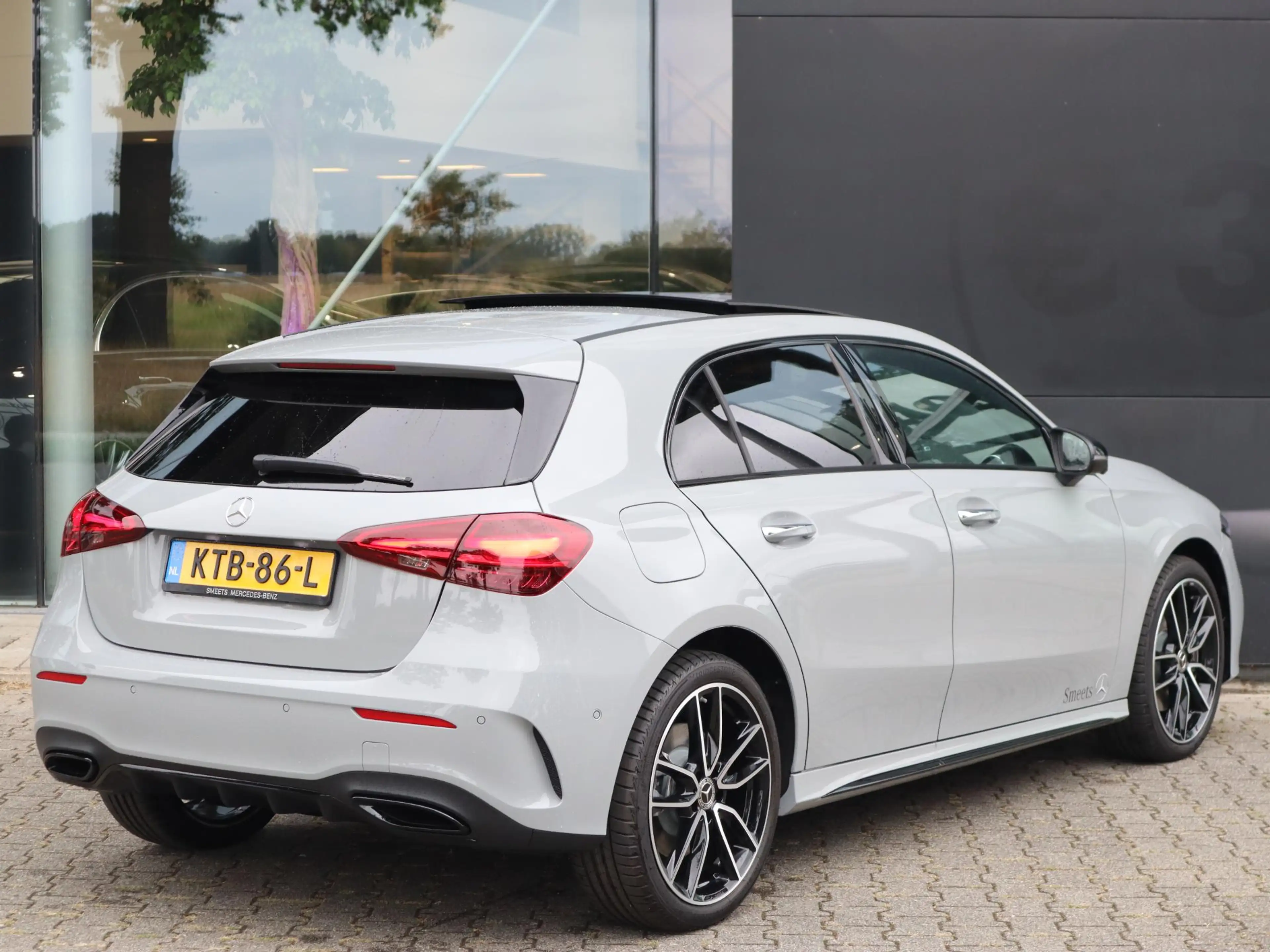 Mercedes-Benz A 250 e 140 Year Edition — photo 2