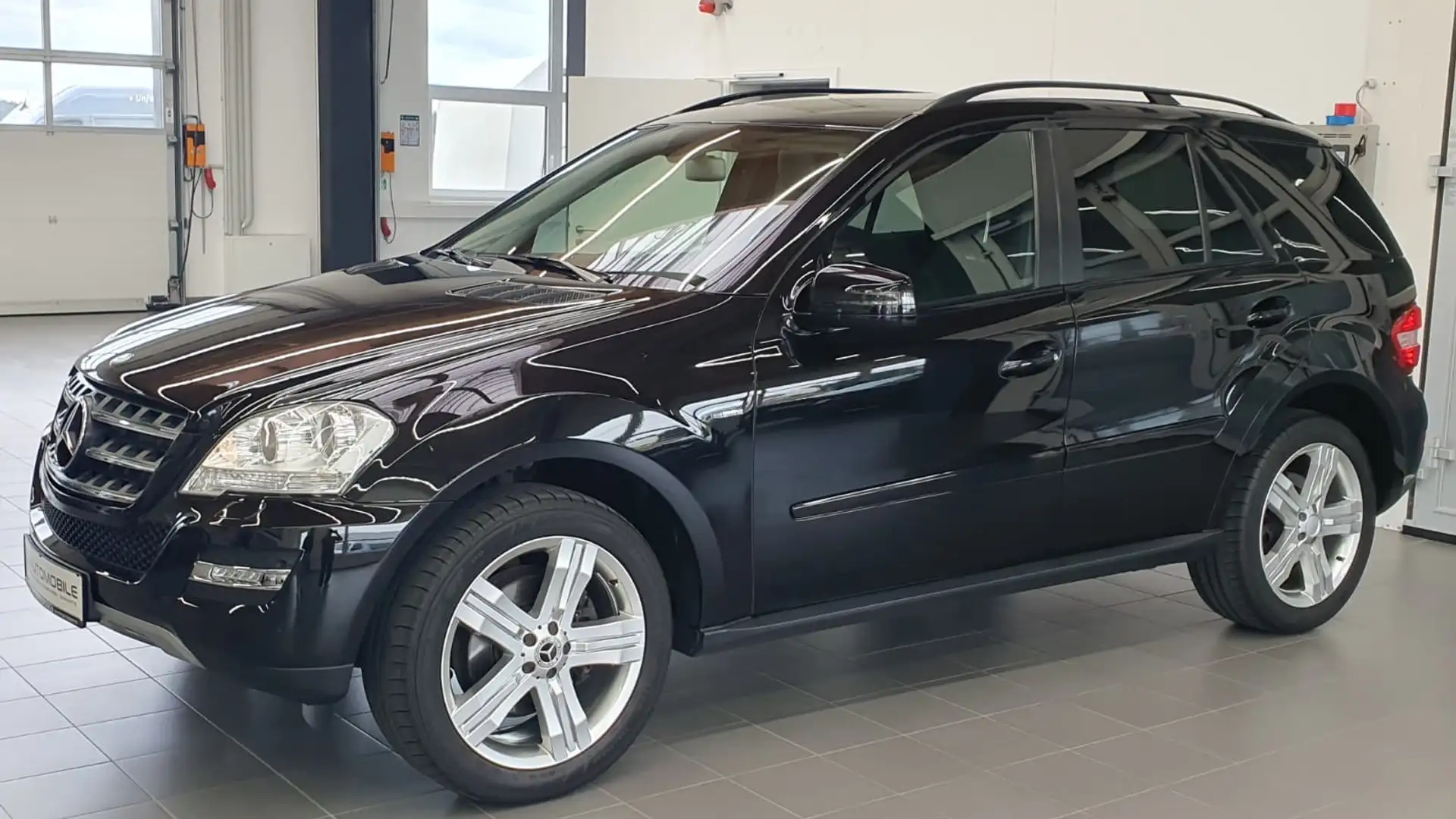 Mercedes-Benz ML 300 CDI 4Matic*Bi-Xenon*AHK*NAVI*SHZ*8Fach Schwarz - 2