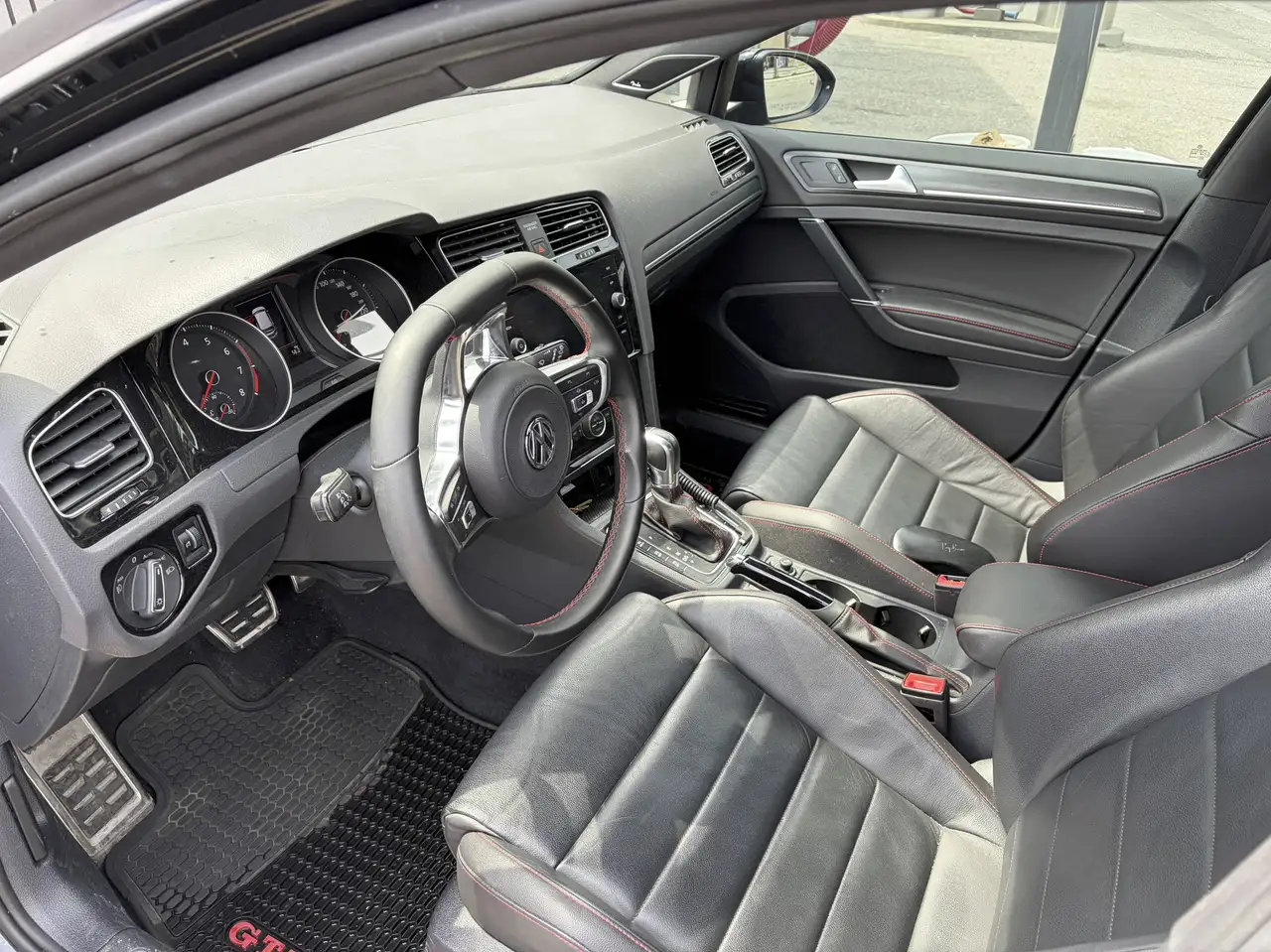 Volkswagen Golf GTI снимка Volkswagen Golf GTI