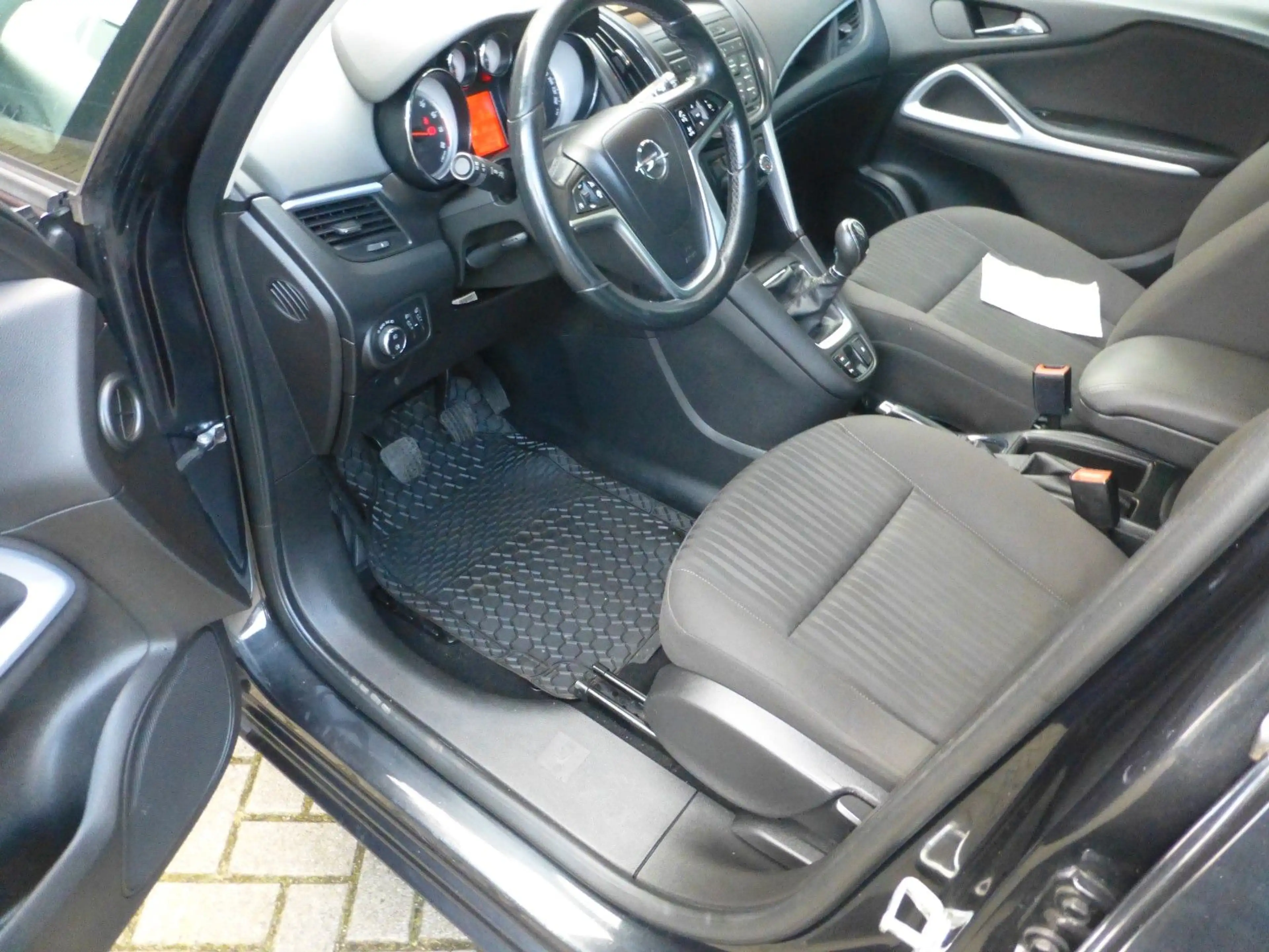 Opel Zafira Tourer — photo 10