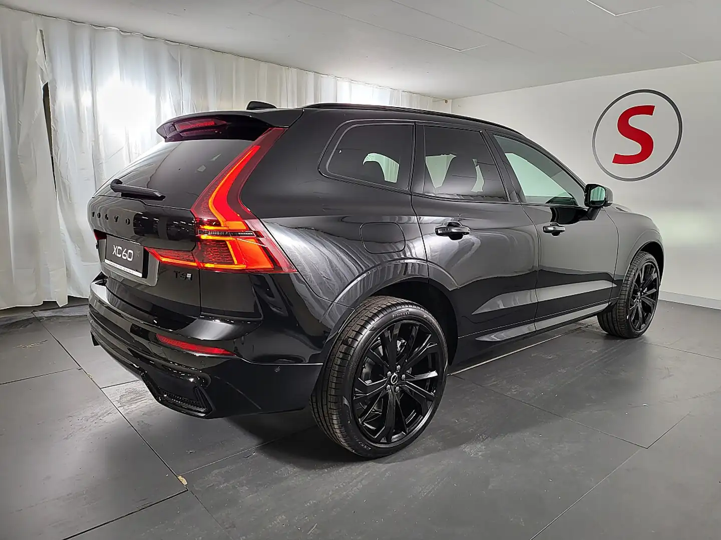 Volvo XC60 T6 Ultra Black Edition | Auto Stahl Wien 23 Schwarz - 2