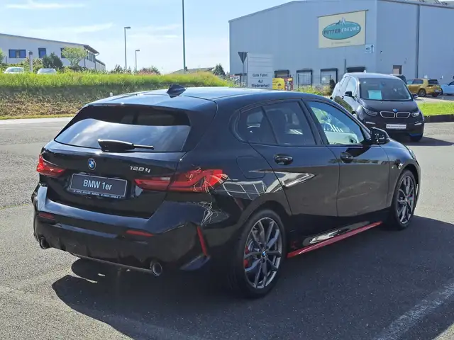 BMW 1 Series view 4