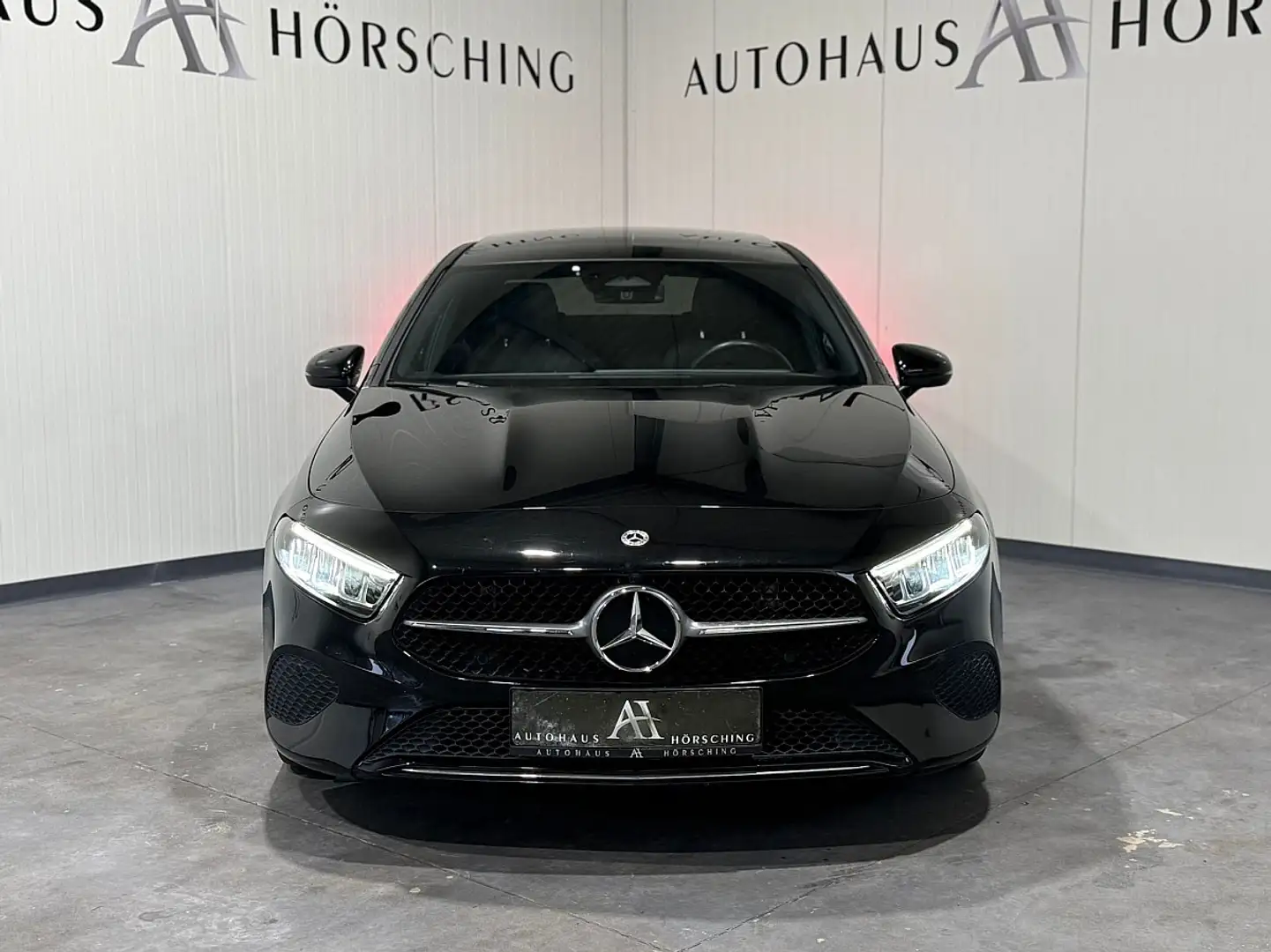 Mercedes-Benz A 180 Limousine Aut.//Panoramadach//Sitzheizung// Schwarz - 2