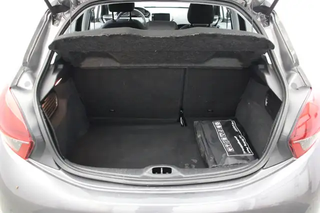 Peugeot 208 view 11