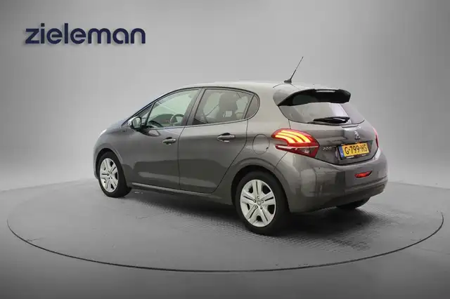 Peugeot 208 view 3