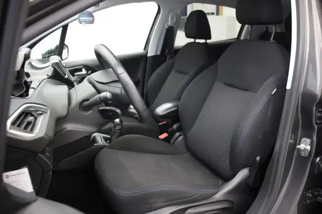 Peugeot 208 view 9