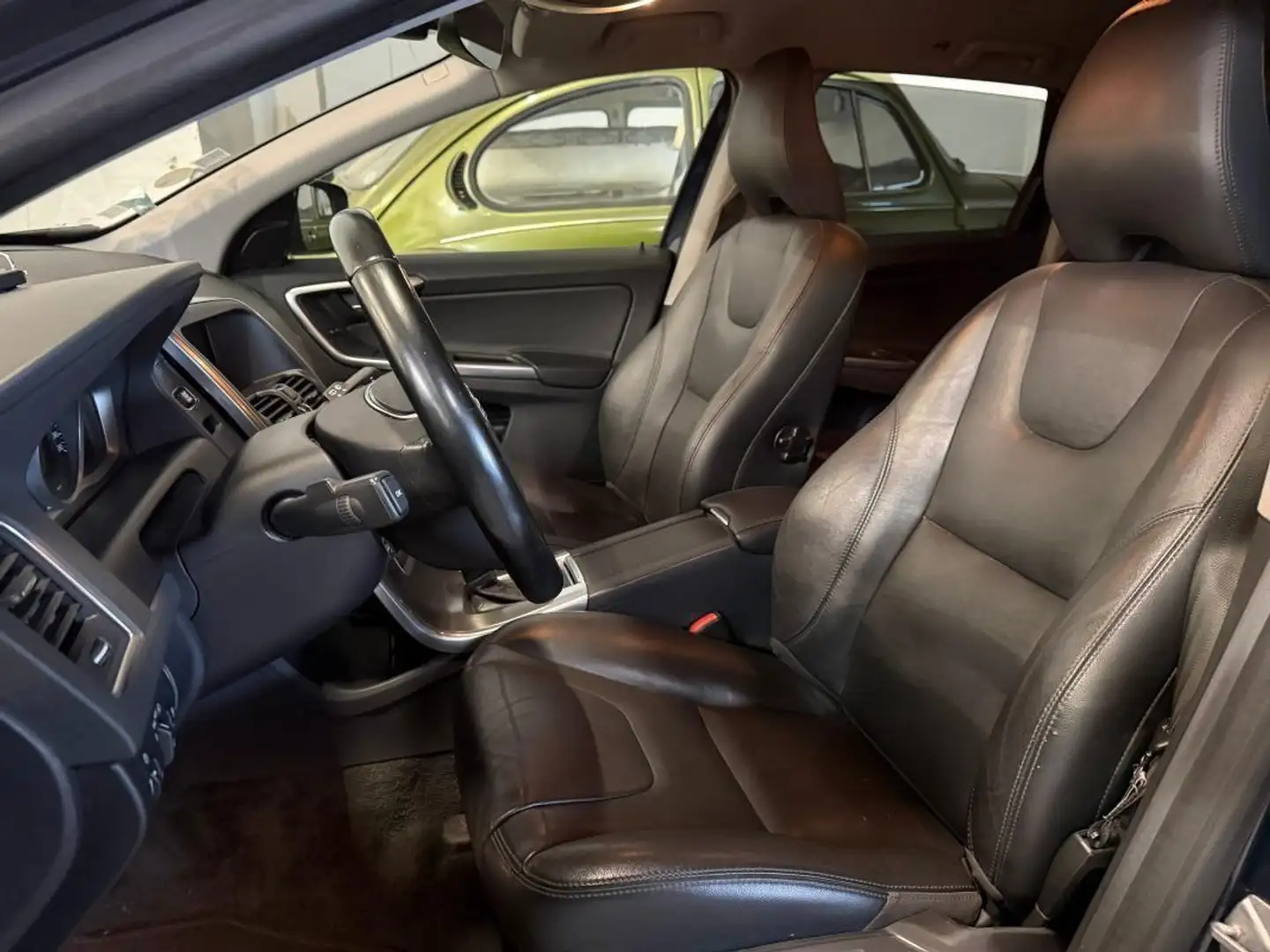 Volvo XC60 D4 181ch R-Design Geartronic Gris - 2