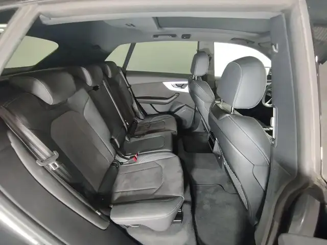 Audi Q8 view 8