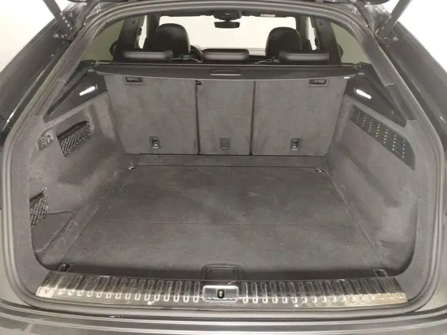 Audi Q8 view 10
