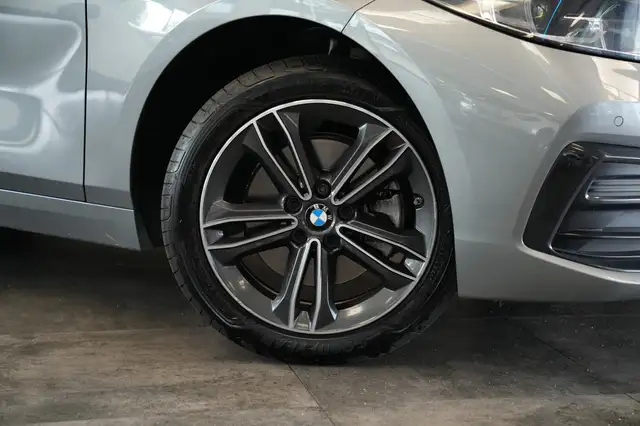 BMW 1 Series view 4