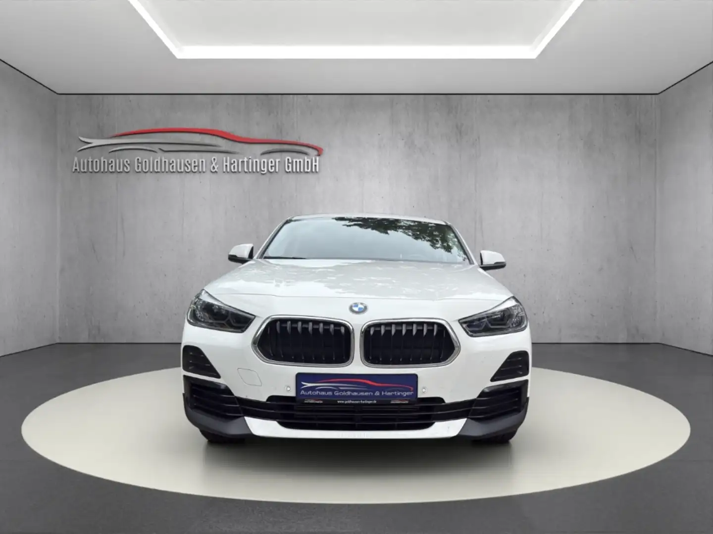 BMW X2 sDrive 18 d Advantage sDrive ex Fahrschule AHK-abn Weiß - 2