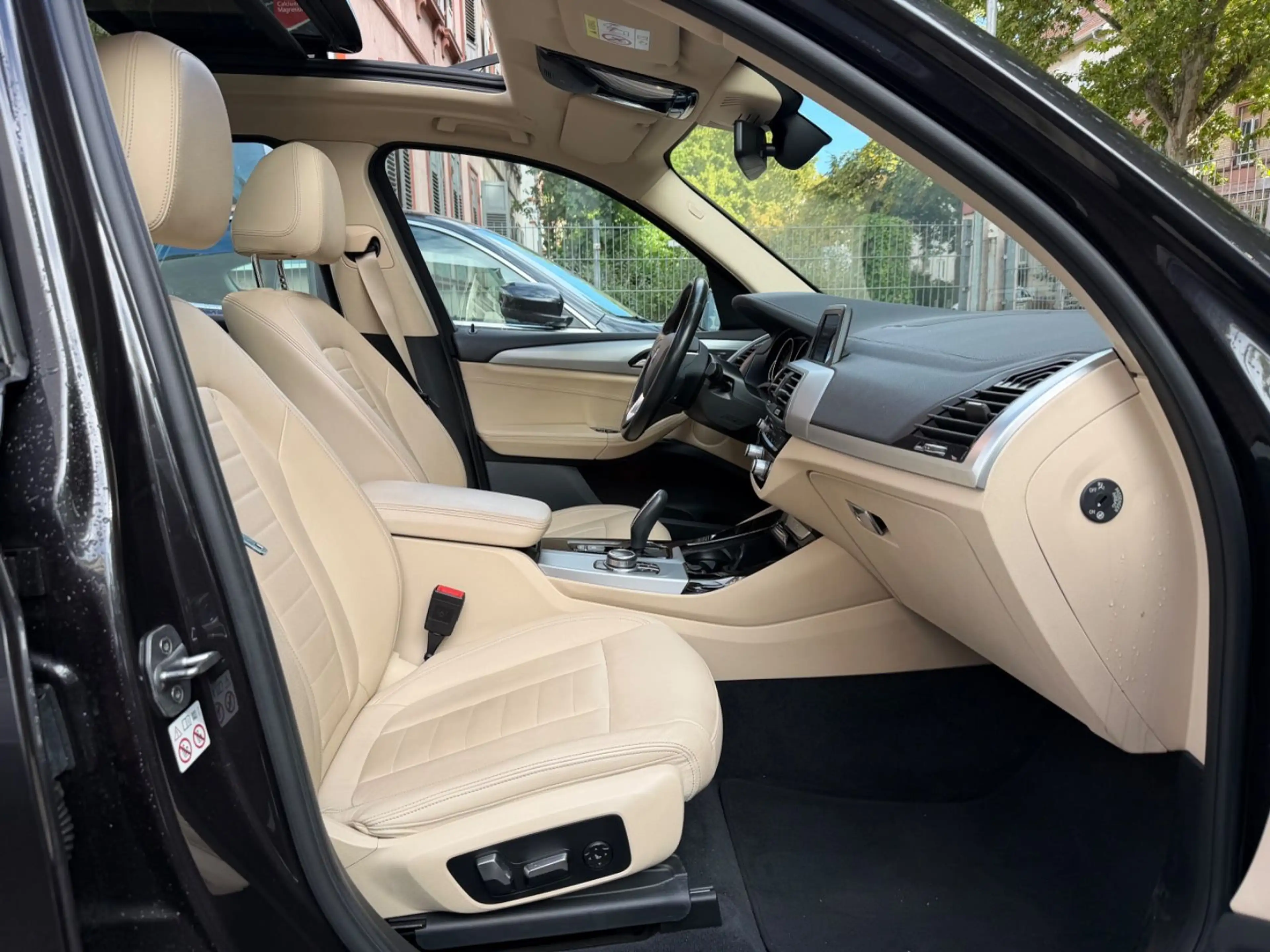 BMW X3 xDrive 20 i Advantage Leder AHK Standheizung — photo 10