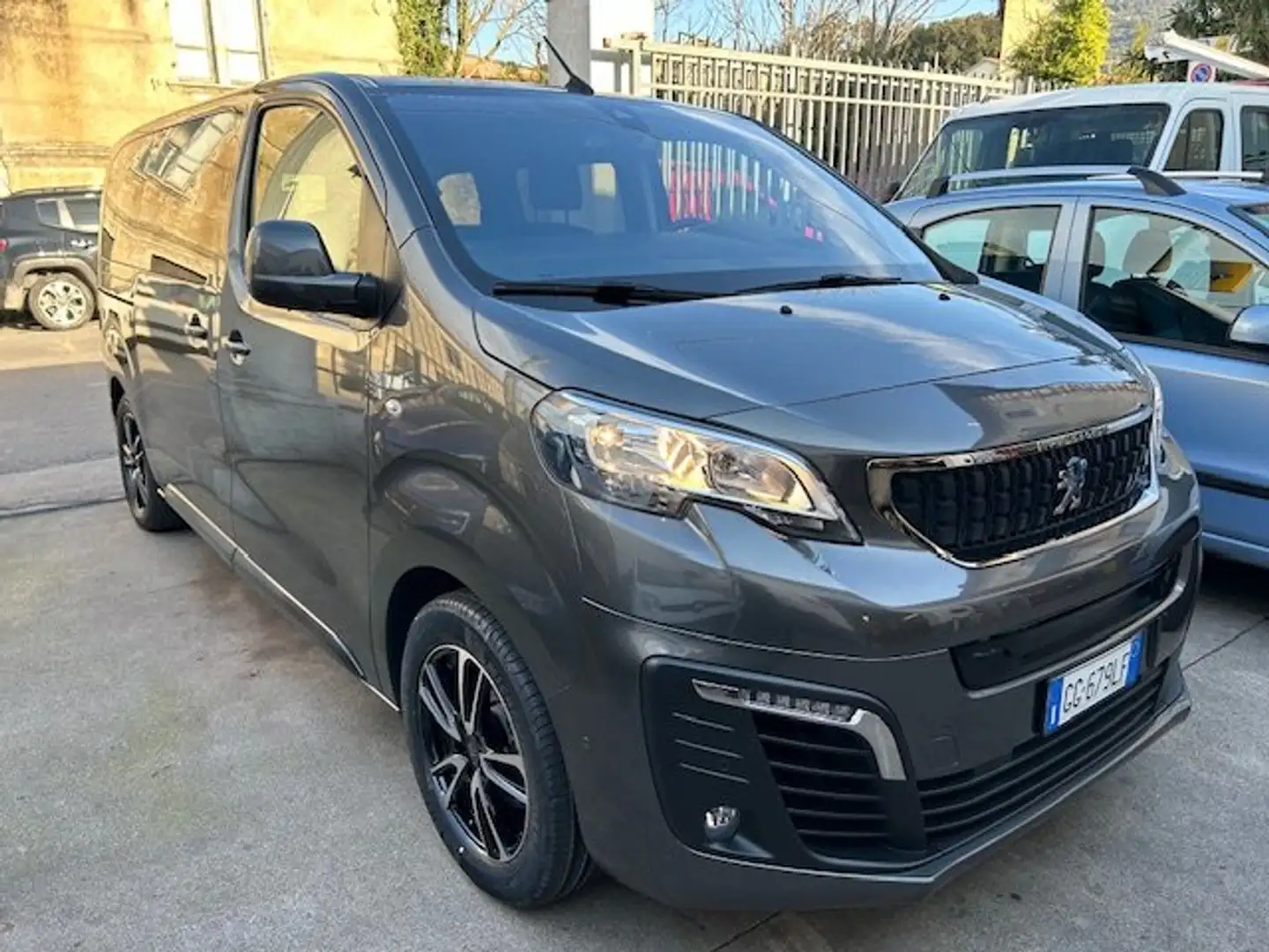 Peugeot Traveller 50KWH 136 CV ACTIVE SOLO 10300 KM AUTOMATICO Szary - 1