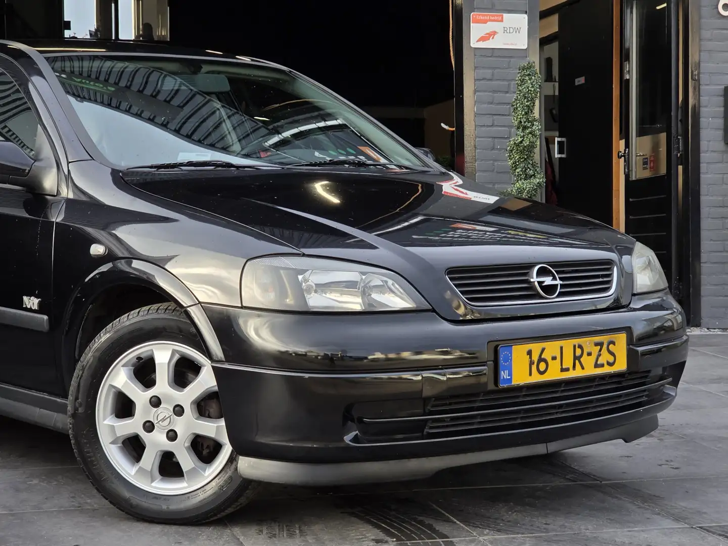 Opel Astra 1.6 Njoy|Airco|El Pakket|Trekhaak|NAP|APK| Zwart - 2