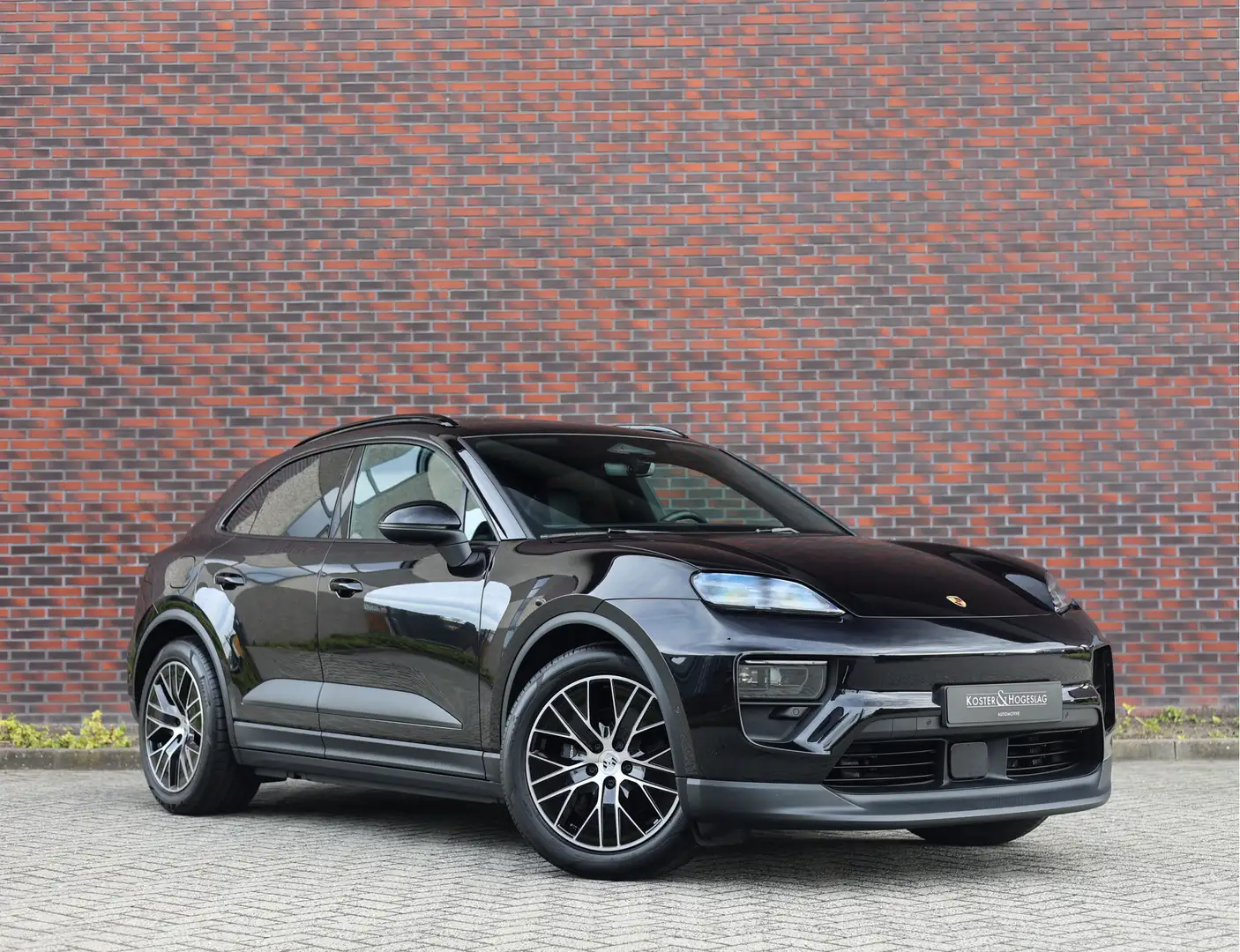 Porsche Macan 4 100 kWh | Pano - BOSE - Chrono Zwart - 1