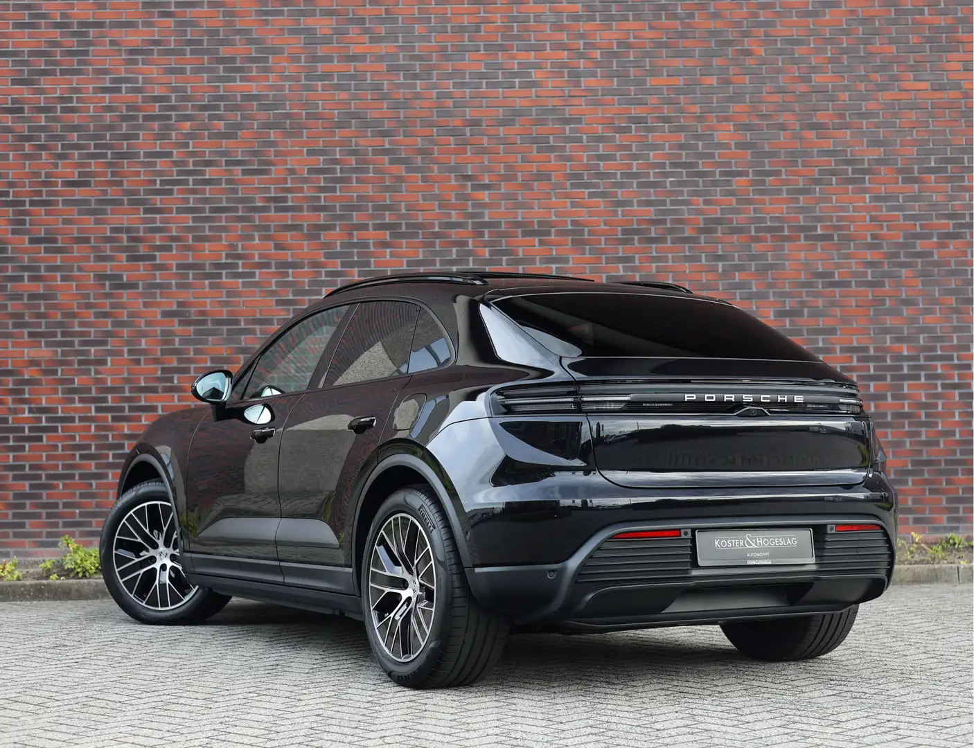 Porsche Macan 4 100 kWh | Pano - BOSE - Chrono Zwart - 2