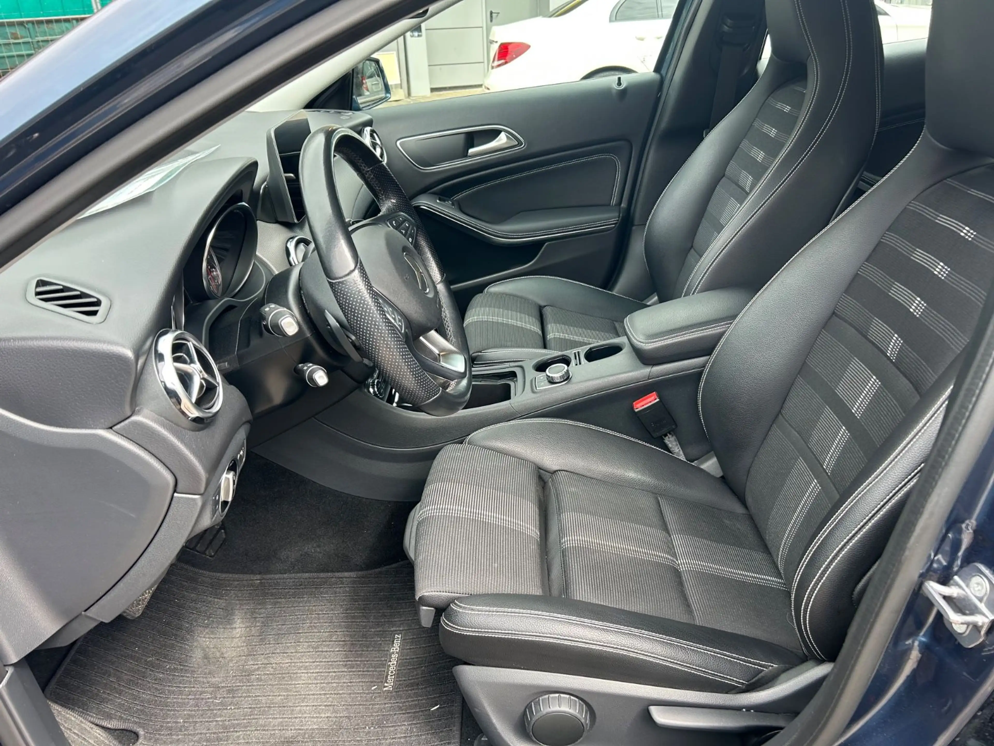 Mercedes-Benz GLA 220 4Matic Autom.Ahk Shz Pdc Kamera Garantie — photo 22