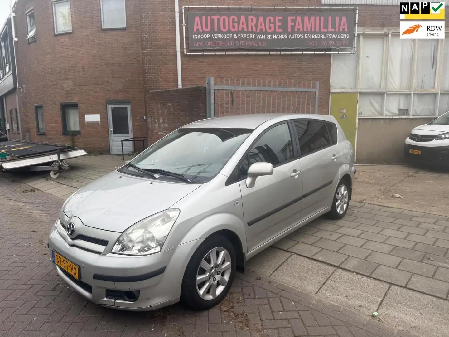 Toyota Verso 1.8 VVT-i Dynamic Grijs - 1