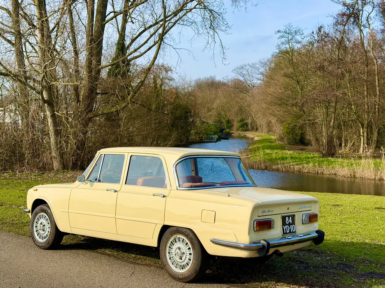 Alfa Romeo Giulia zonnige Nuova Super 1300 waar je vrolijk van wordt, foto 2