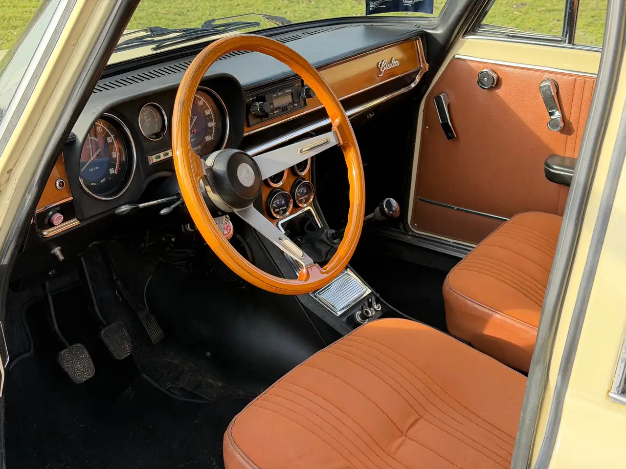 Alfa Romeo Giulia zonnige Nuova Super 1300 waar je vrolijk van wordt, foto 3
