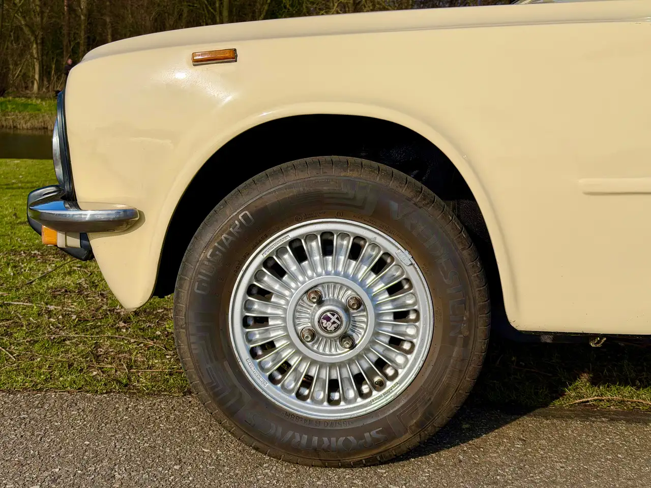 Alfa Romeo Giulia zonnige Nuova Super 1300 waar je vrolijk van wordt, foto 5