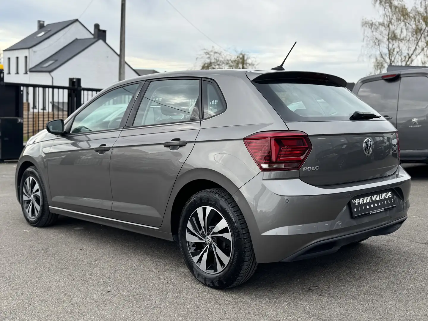 Volkswagen Polo 1.0i Comfortline / NAV / CARPLAY / AIRCO Grijs - 2