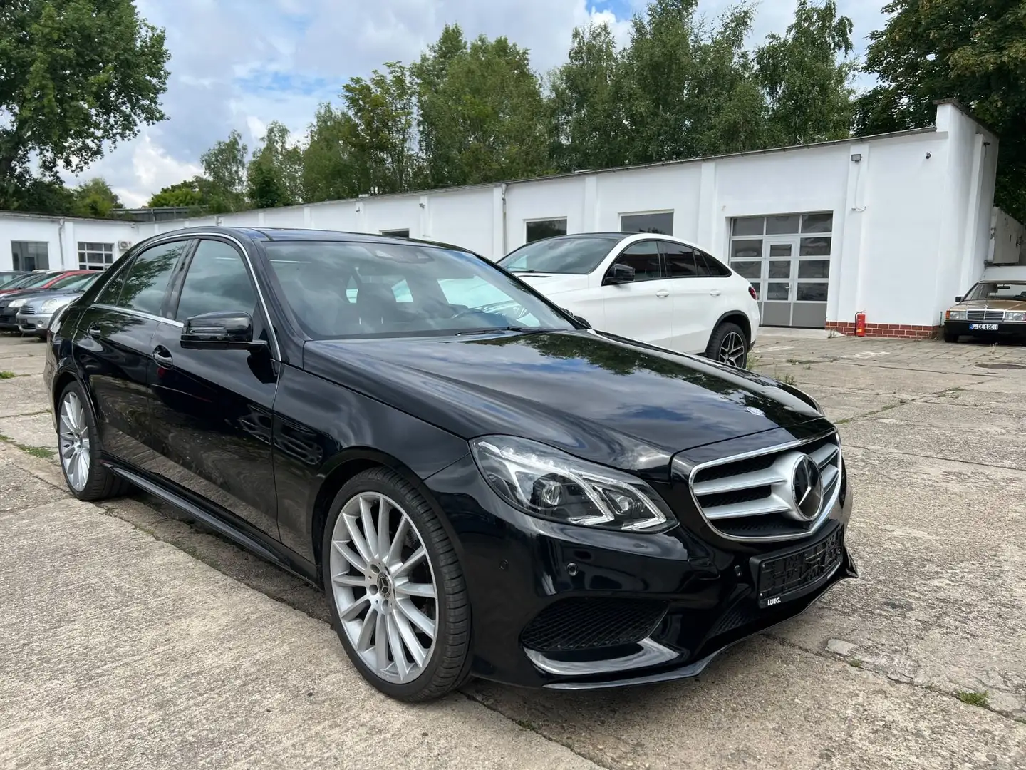 Mercedes-Benz E 250 CGI, AMG Paket, Panorama, TÜV, Garantie Schwarz - 1
