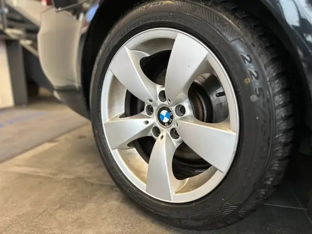 BMW 5 Series view 15