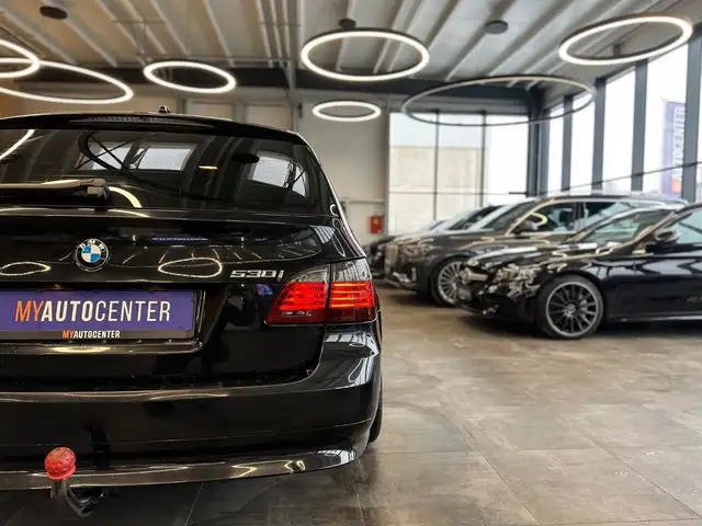 BMW 5 Series view 6