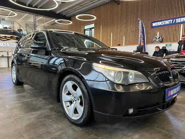 BMW 5 Series view 4