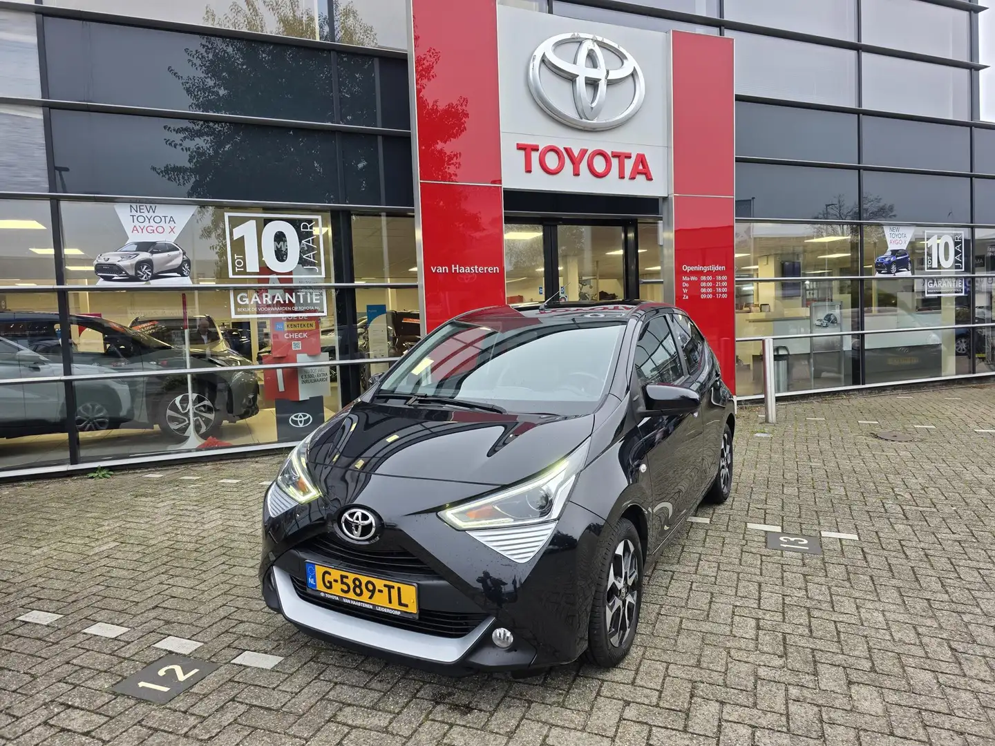 Toyota Aygo 1.0 VVT-i 72pk 5D x-joy Zwart - 1
